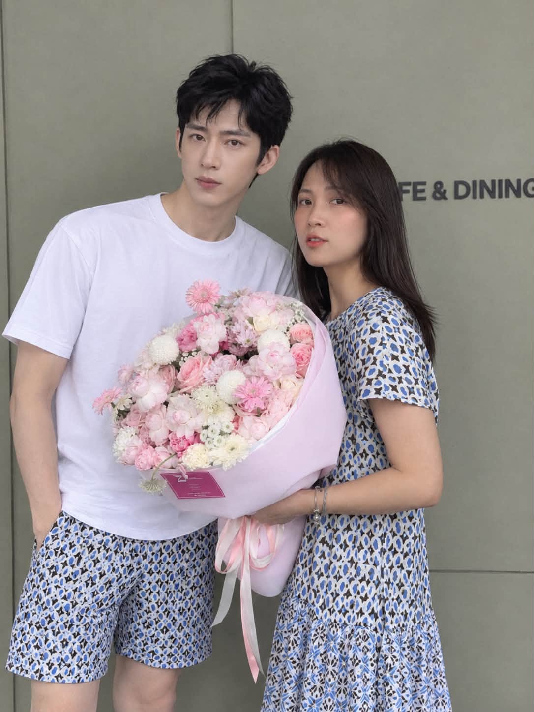 Khoảnh khắc trao hoa cho người thương