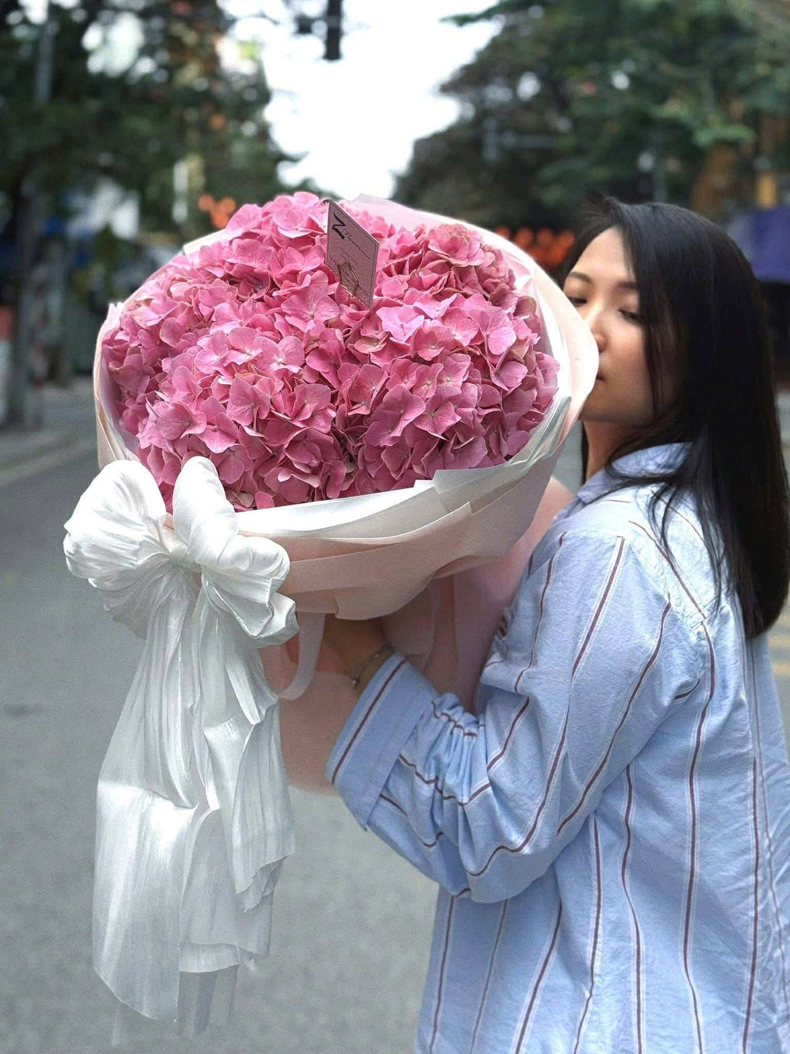 Khách hàng Zflower rạng rỡ bên bó hoa tươi